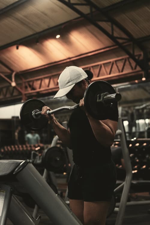Mulher praticando exercícios
